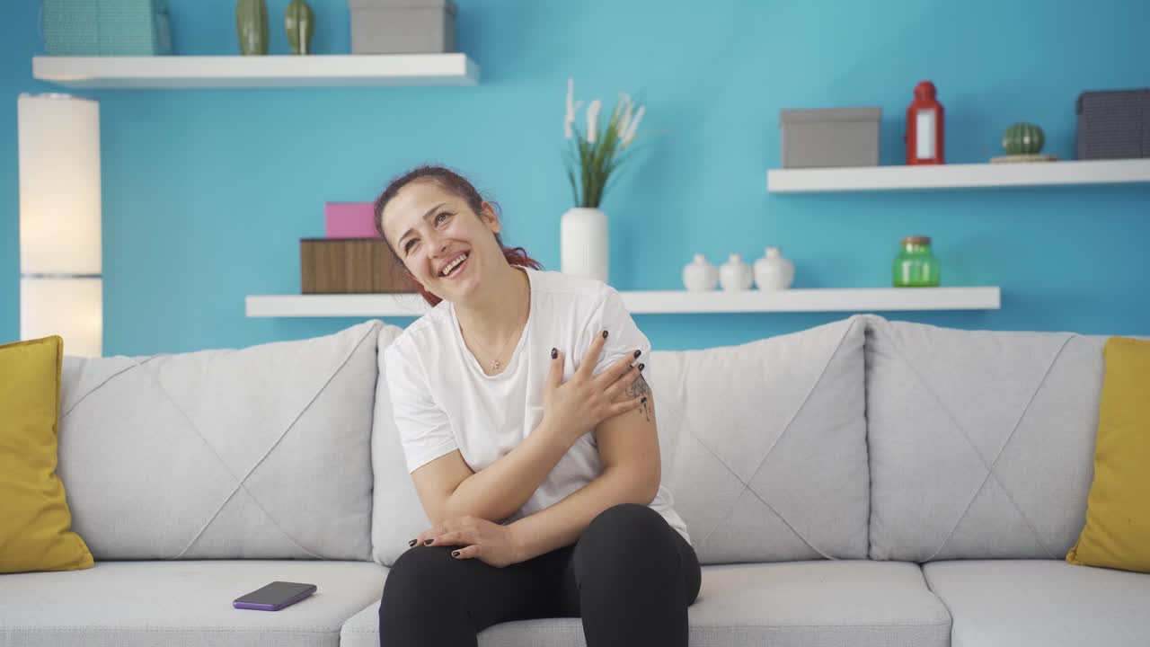 la mujer enamorada se siente feliz.