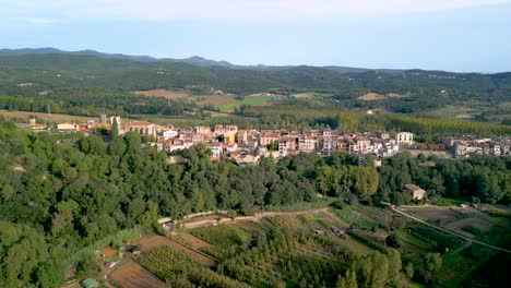 Hostalric-Imagenes-Aereas-Ciudad-Medieval-En-Cataluña-Castillo-Turistico-En-Lo-Alto-De-La-Montaña-Vuelo-Deslizándose-A-La-Izquierda-Con-Los-Pirineos-Al-Fondo