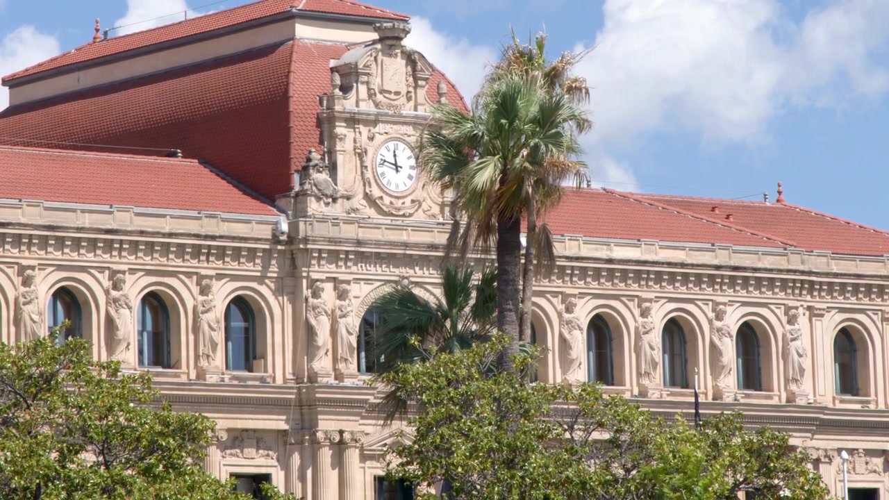 Parlak Mavi Bir Gökyüzünün Altında Süslü Hotel de Ville Binasının Sabit Geniş Çekimi