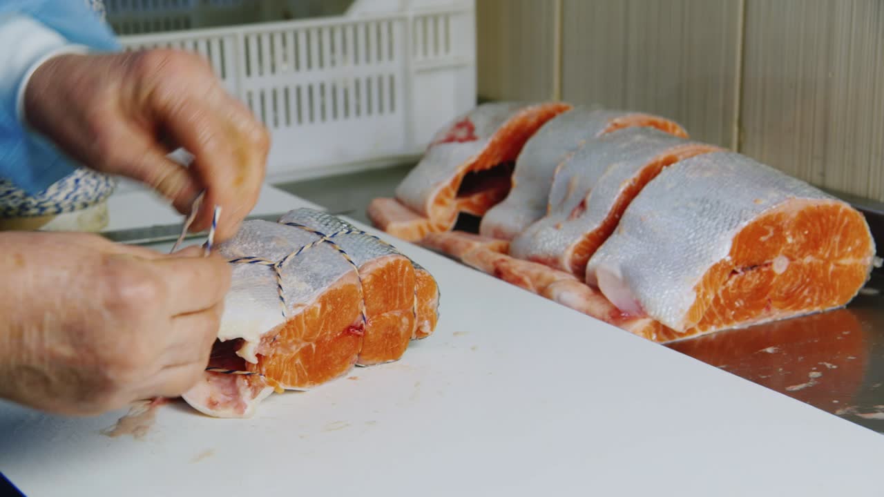 빨간 물고기 밧줄의 프레임 넥타이 조각에 여성 손