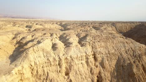 vista aérea sobre un gran wadi con roca sedimentaria suave, el desierto de arava
