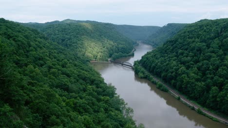 Río-En-Virginia-Occidental-Con-Bosque