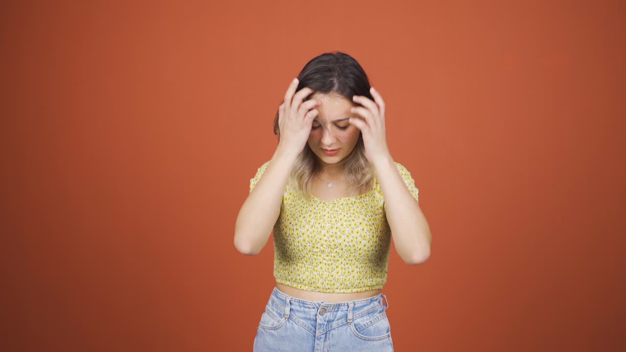 mujer joven teniendo un colapso nervioso frente a la cámara.