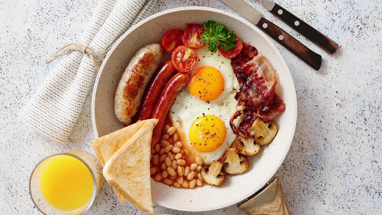 프라이팬에 전통적인 영국식 조식 정식