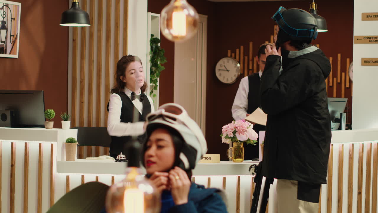 고객이 스키 슬로프가 어디에 있는지 궁금해합니다.