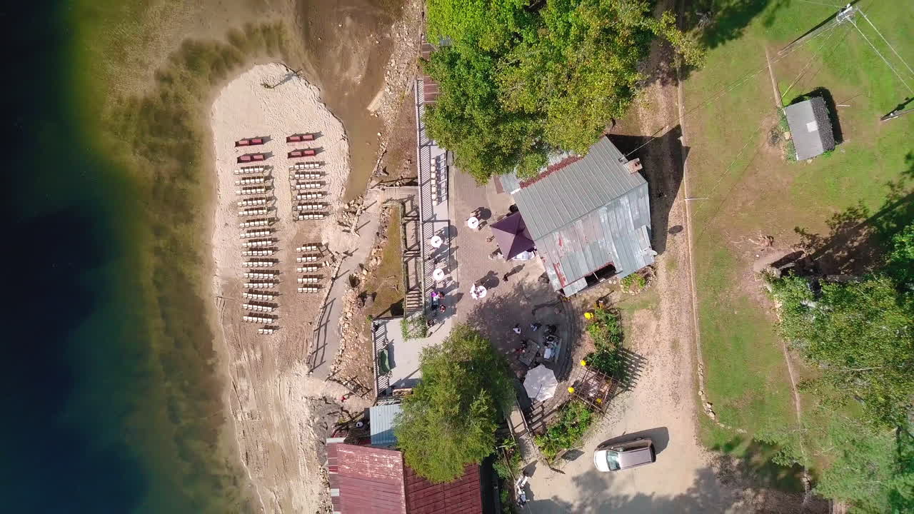 hermoso lugar para bodas en las montañas de carolina del norte a lo largo de un río
