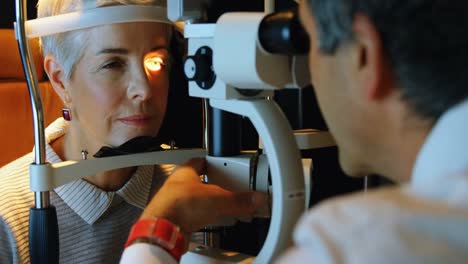 Optometrista-Examinando-Los-Ojos-Del-Paciente-Con-Lámpara-De-Hendidura-4k