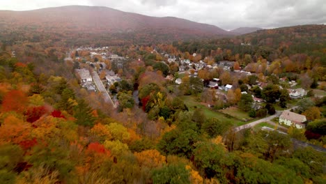 Antena-De-Hojas-De-Otoño-De-Nueva-Inglaterra-Sobre-Ludlow-Vermont