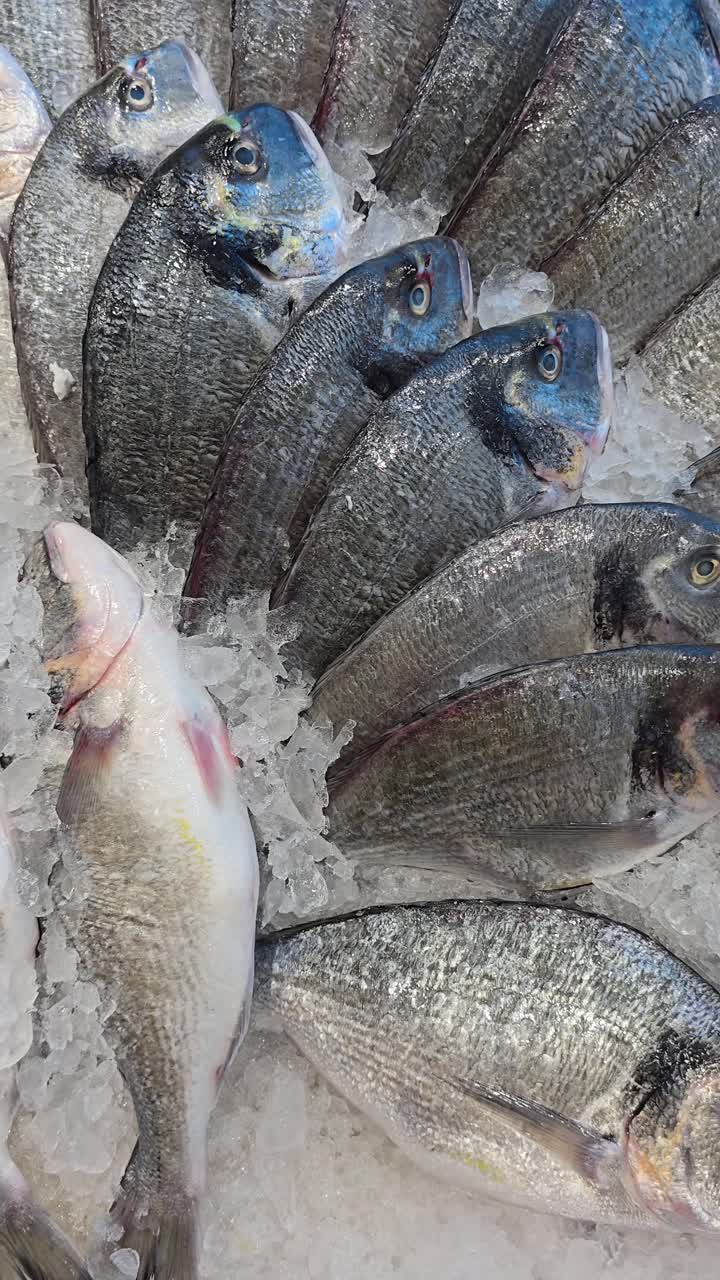 pescado de brasa recién capturado expuesto para la venta en un supermercado en dubai, emiratos árabes unidos
