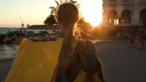 Mujer-Feliz-Caminando-Después-De-Buenas-Compras