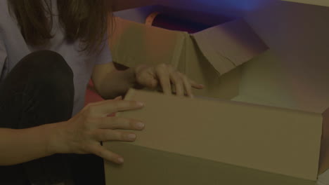 casetes de vhs en una caja de cartón