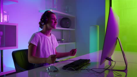 Emotionaler-Spieler-Verliert-Am-Wochenende-Die-Cyber-Turnierrunde-Im-Neon-Lights-Room.