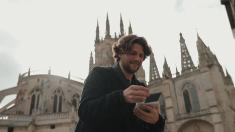 Junger-Tourist-Macht-Polaroidfoto-Von-Freundin-In-Burgos,-Spanien