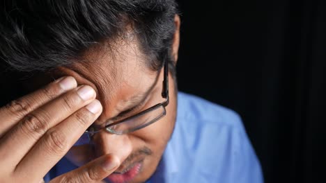 hombre con dolor de cabeza