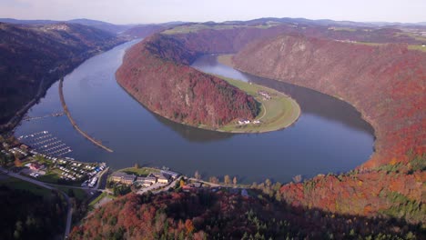 el bucle del danubio y el bucle de schlogen un enorme meandro en el famoso río