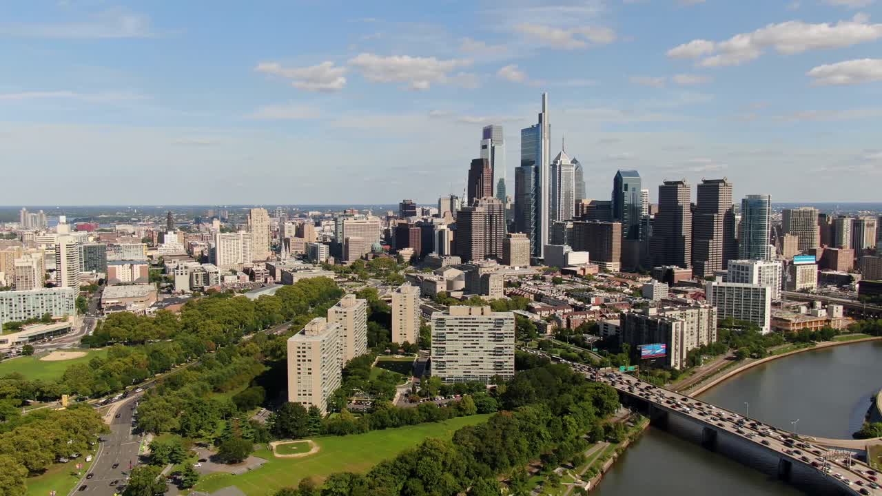 화창한 여름날, 30번가 필라델피아 스카이라인을 가로지르는 높은 공중 180도 팬
