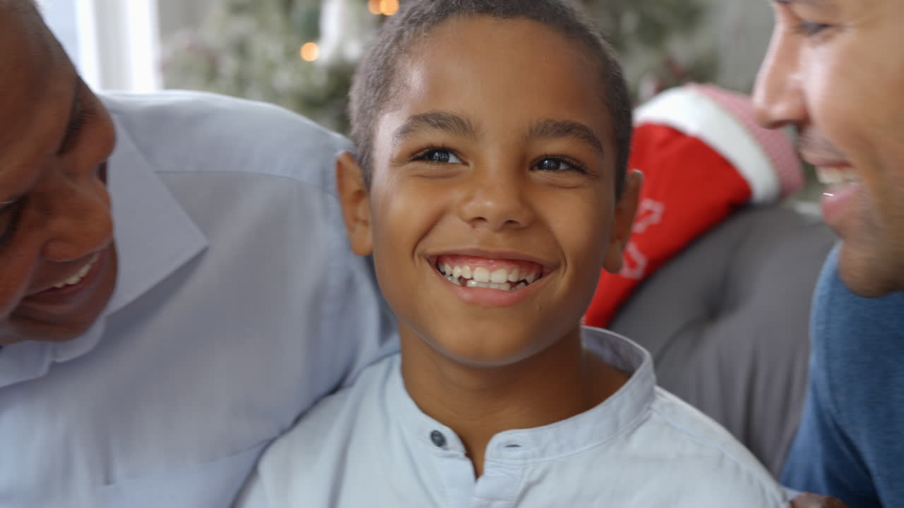 Close-up de menino com avô e pai no Natal