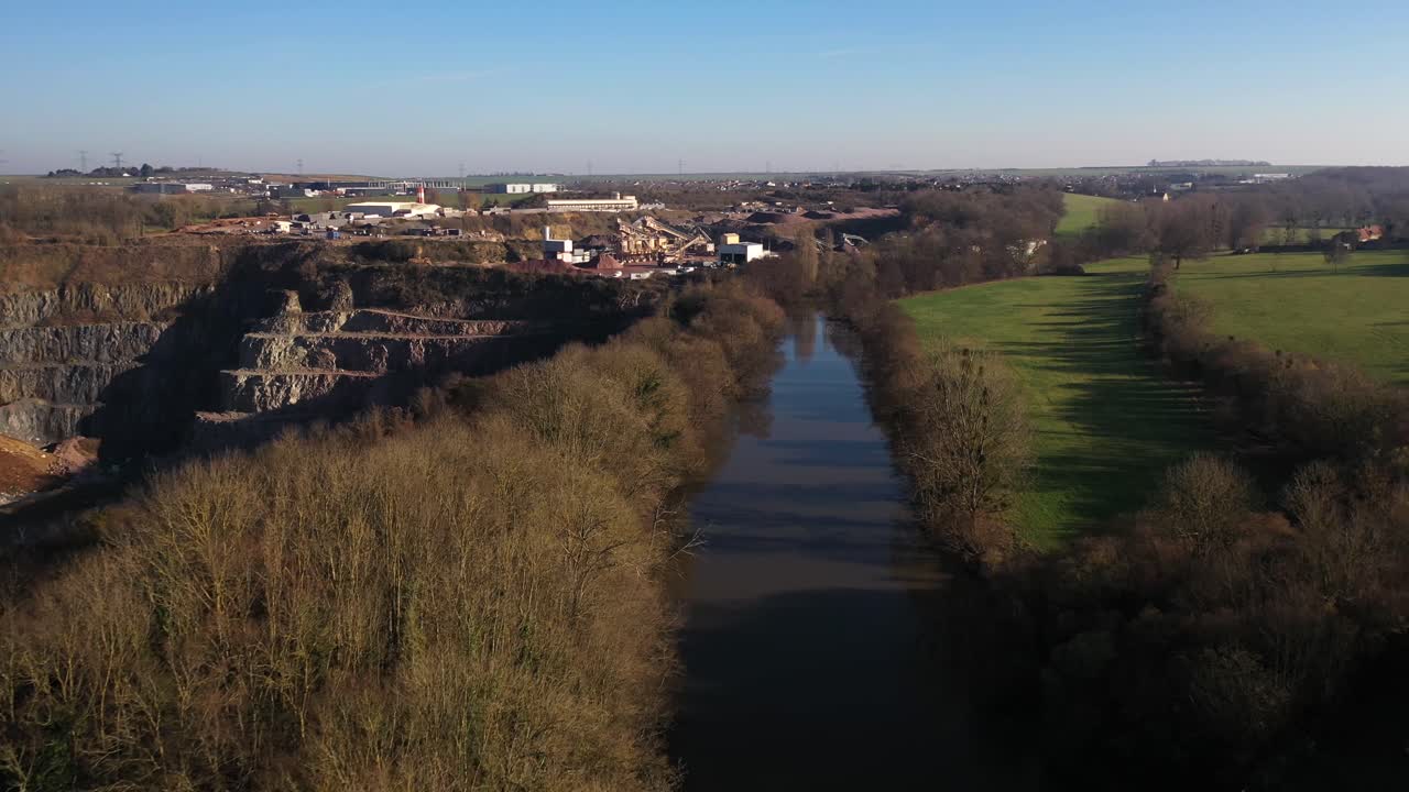 toma aérea del río orne con vistas a una cantera de piedra en normandía