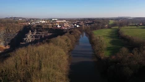 toma aérea del río orne con vistas a una cantera de piedra en normandía