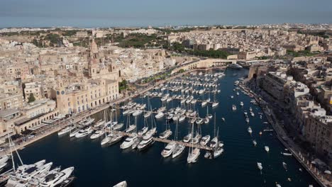 vista aérea de la ciudad de birgu, puerto deportivo. yates, barcos, mar. malta
