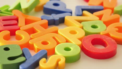 des lettres d'alphabet en plastique colorées