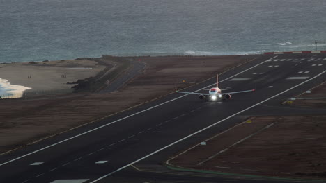 Despegue-Del-Avión-En-El-Aeropuerto-Junto-Al-Mar.