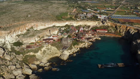 Popeye-Village-Malta---Pueblo-De-Plató-Convertido-En-Un-Parque-Temático-En-Anchor-Bay,-Isla-De-Malta