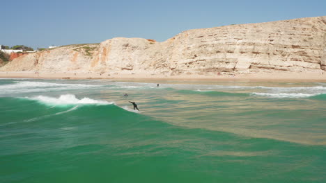 Antena:-Surfistas-En-Sagres-Durante-Un-Día-Soleado