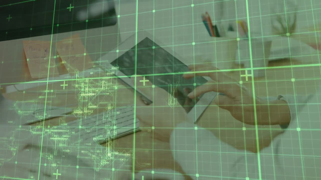 animación del procesamiento de datos en una pantalla digital sobre un anciano caucásico que trabaja en una oficina