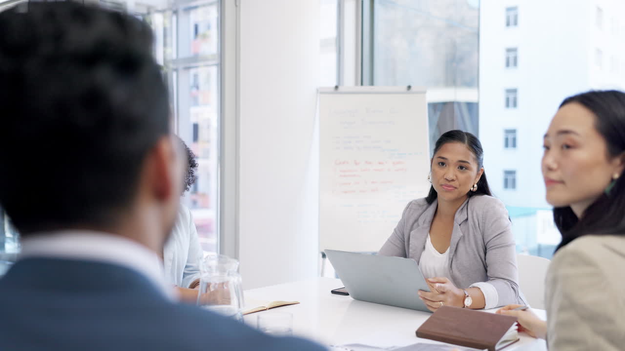 Riunione di persone d'affari, domanda PR del leader