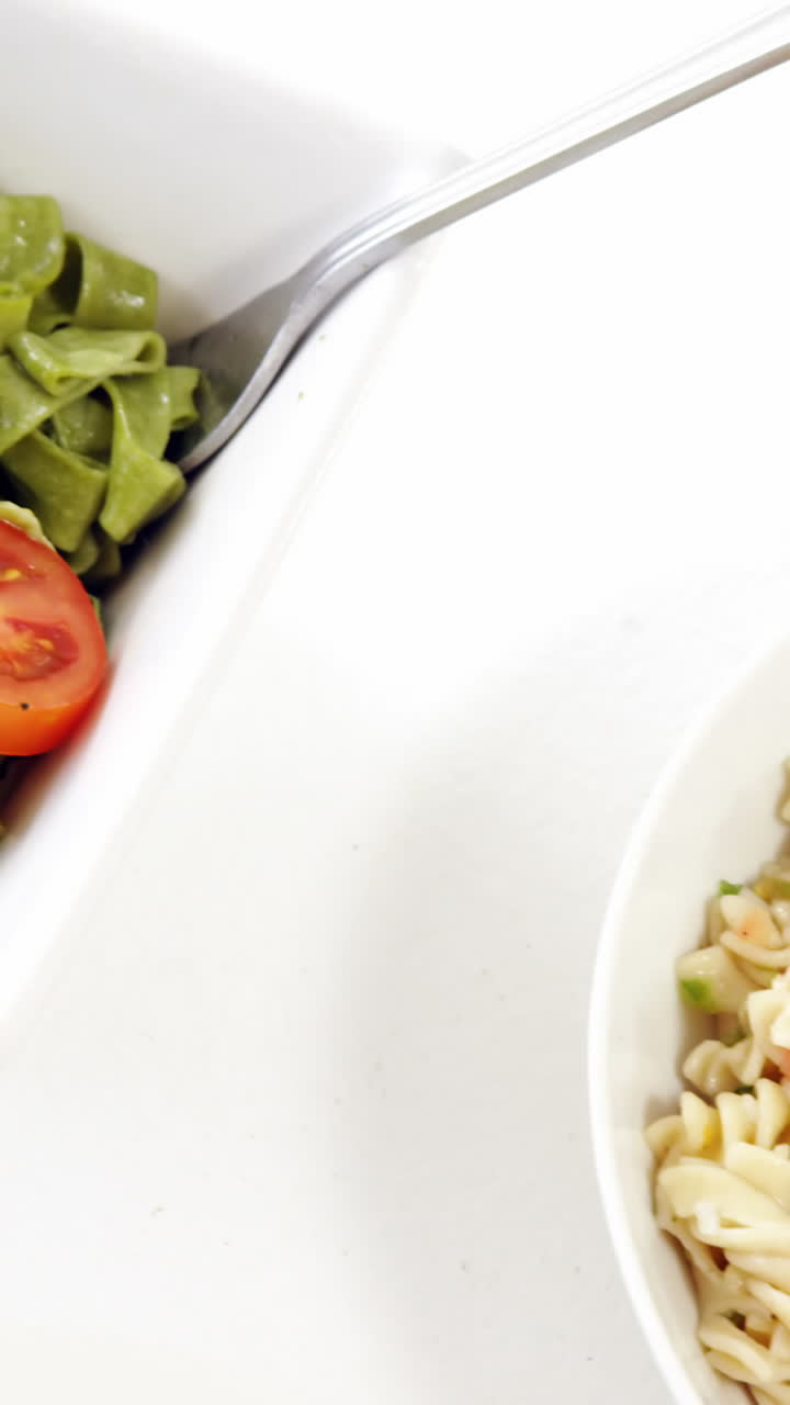 cuencos de varias pastas cocidas