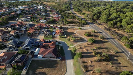 Vista-Aérea-De-La-Zona-Residencial-En-El-área-Suburbana-De-La-Ciudad-De-Perth-Durante-El-Día-Soleado,-Australia-Occidental---Hermoso-Vecindario-Cerca-Del-Océano-Y-El-Bosque