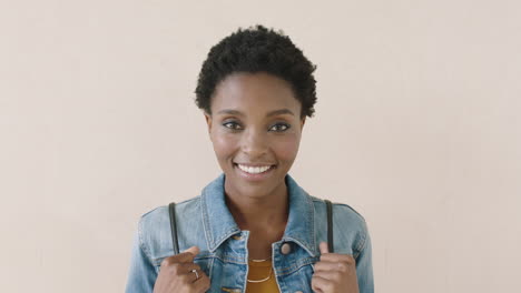 Porträt-Einer-Trendigen-Afroamerikanischen-Frau,-Die-Glücklich-In-Die-Kamera-Lächelt