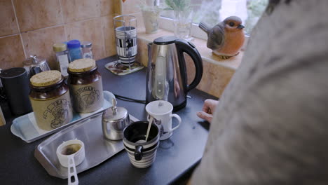 haciendo té en la cocina