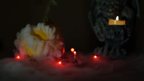 una gárgola y calabaza en la niebla, cosas espeluznantes de halloween