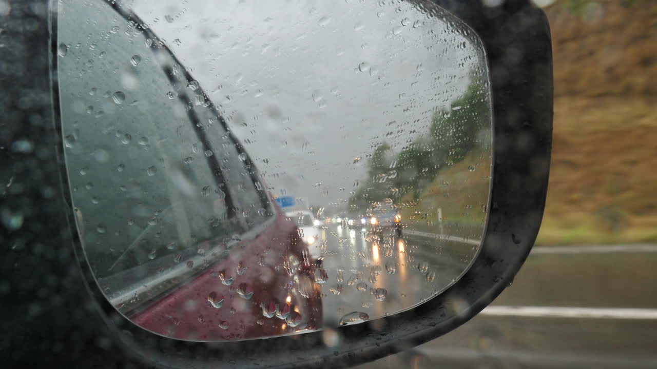 자동차 창문 고속도로에 방울