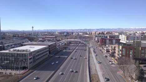una panorámica inversa sobre la i-25, denver colorado
