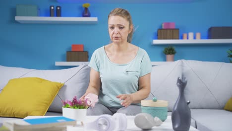 la mujer que no puede lidiar con la limpieza.