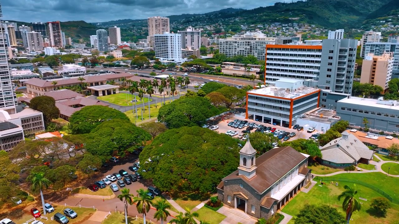 Pittoresco e vivace paesaggio urbano in una giornata di sole. Città verde con montagne sullo sfondo. Honolulu, Hawaii, USA. Ripresa aerea