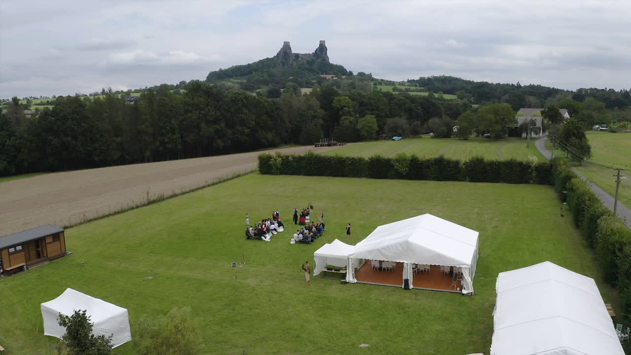 ceremonia de boda al aire libre en un jardín, castillo en la distancia, república checa