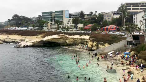 La-Gente-Disfruta-De-Una-Soleada-Playa-De-California-Cerca-De-San-Diego