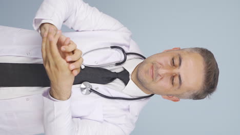 el video vertical del médico describe el lavado de manos.