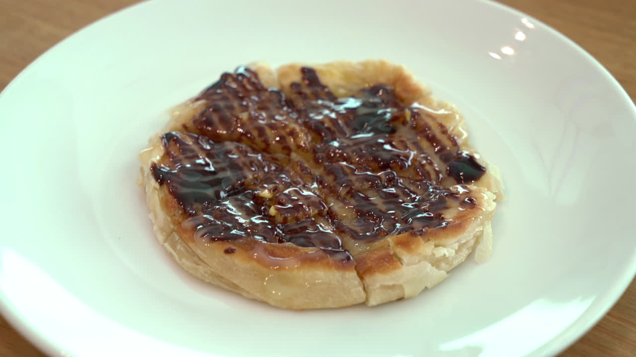 접시에 초콜릿 소스를 곁들인 로티