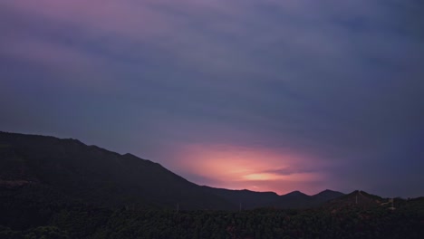 Timelapse-De-Nubes-Moviéndose-Por-La-Noche,-Con-Silueta-De-Montaña