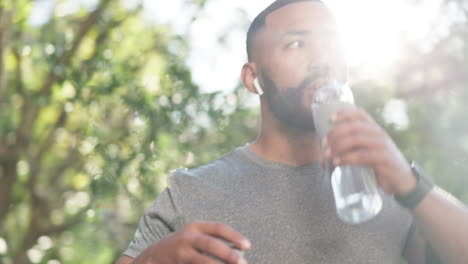 Hombre-Corredor,-Agua-Potable-Y-Botella-En-El-Parque