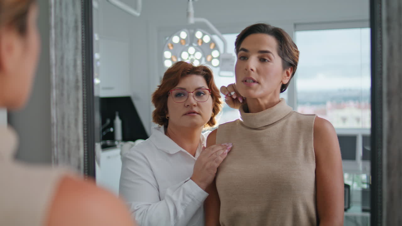 미용사 클라이언트: 거울 미용 클리닉 가까이에서 미용 의학