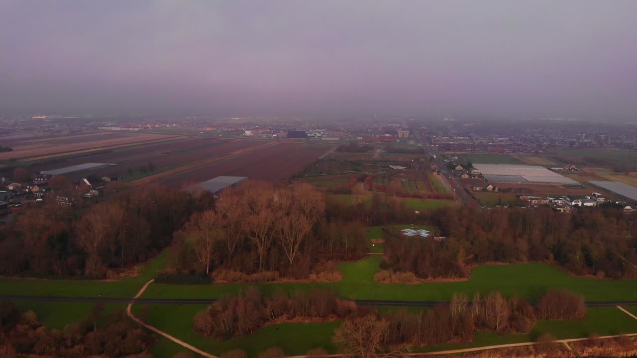 안개 낀 아침에 우데 마스 위에 팬 왼쪽이 있는 바렌드레흐트의 농업 농지의 공중 전망