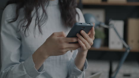 mujer usando teléfono inteligente en la oficina