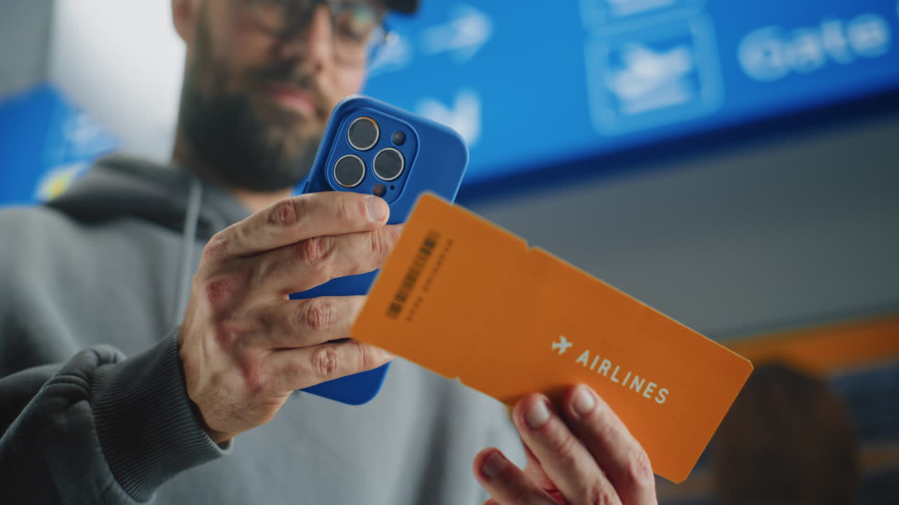 escaneo de la tarjeta de embarque con teléfono inteligente en el aeropuerto