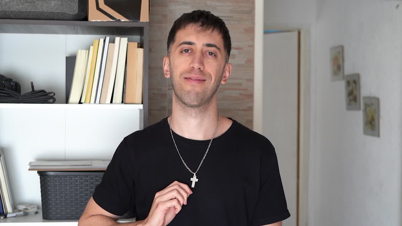 hombre besando la cruz en su collar y mostrando aprecio por la religión